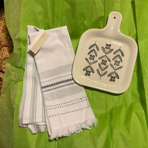 NWT Pair  of Dishtowels and serving platter